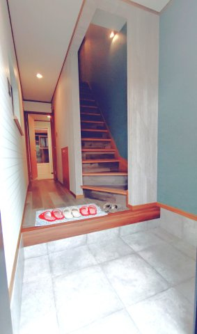 東大阪市末広町中古戸建の玄関