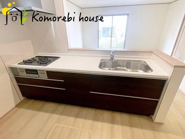 桶川市神明一丁目895番　新築一戸建て　ハートフルタウン　Aのキッチン|お子様のお手伝いも楽しくなる対面キッチン♪
追加工事で食洗機をつけることも可能なのでお気軽にお申し付けください♪