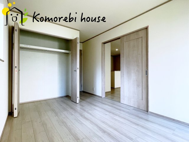 桶川市神明一丁目895番　新築一戸建て　ハートフルタウン　Aの洋室|高さのある収納付♪
来客時のコートもしわをつけずにかけられます！