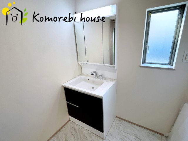 桶川市神明一丁目895番　新築一戸建て　ハートフルタウン　Aの独立洗面台|収納付き独立洗面台♪
引き出しにはこまごました物を収納しましょう♪