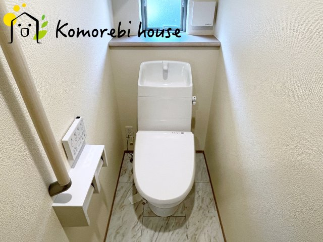 桶川市神明一丁目895番　新築一戸建て　ハートフルタウン　Aのトイレ|小窓があり換気がとれるお手洗い♪
ポーパーホルダーが2つあってペーパー切れも防げます！