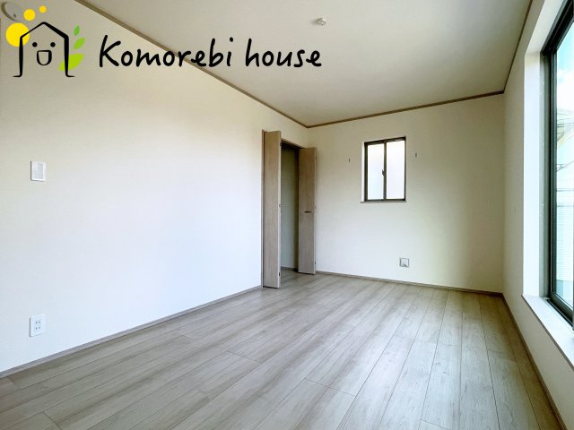 桶川市神明一丁目895番　新築一戸建て　ハートフルタウン　Aの寝室|7.5帖の洋室はご夫婦でどうぞ♪
南東向きで陽当りが良く太陽の陽で目が覚めます♪