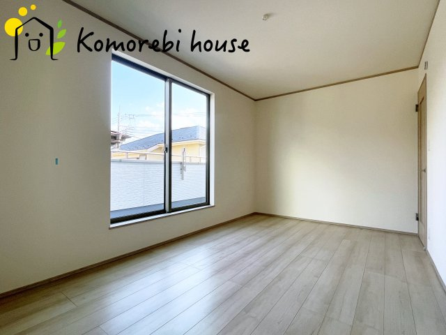 桶川市神明一丁目895番　新築一戸建て　ハートフルタウン　Aの寝室|日当たりのよさがうかがえる主寝室♪
バルコニーに面しているのでお布団を干すのも楽です♪