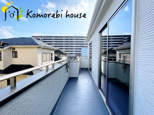 桶川市神明一丁目895番　新築一戸建て　ハートフルタウン　Aのバルコニー|2部屋を行き来できるワイドバルコニー！
ご家族全員分のお洋服もらくらく干せちゃいます♪