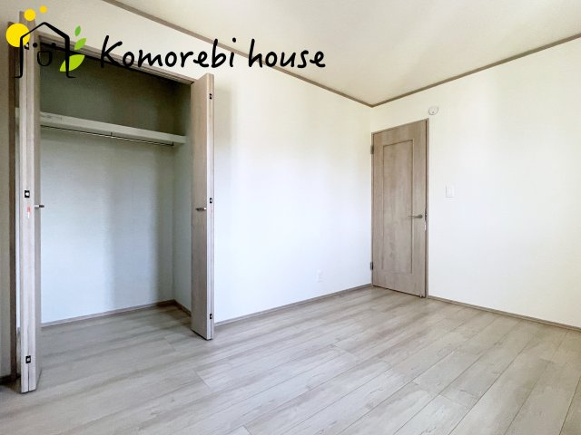 桶川市神明一丁目895番　新築一戸建て　ハートフルタウン　Aの洋室|ハンガーパイプ付きの収納あり♪
上段にはとっておきのバッグをしまいましょう♪