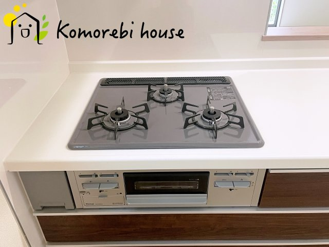 桶川市神明一丁目895番　新築一戸建て　ハートフルタウン　Aのキッチン|グリル付きのコンロはお料理の幅が広がります♪
3口あれば安心です！