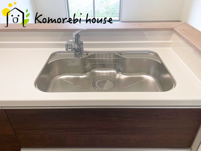 桶川市神明一丁目895番　新築一戸建て　ハートフルタウン　Aのキッチン|カウンターまで持ってきた食器をそのまま受け取り洗い物開始！
掃除のしやすいシンクでキレイを保てます♪