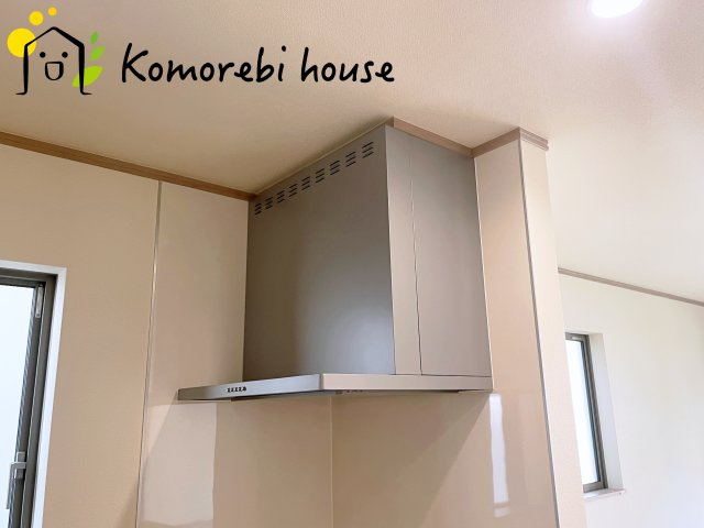 桶川市神明一丁目895番　新築一戸建て　ハートフルタウン　Aのキッチン|コンパクトなフードでお手入れらくらく♪
しっかり煙やにおいを吸い取ります！