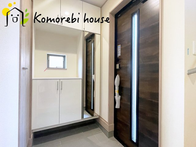 桶川市神明一丁目895番　新築一戸建て　ハートフルタウン　Aの玄関|姿見付きでお出かけ前に身だしなみチェック！
今日も元気にいってらっしゃい！