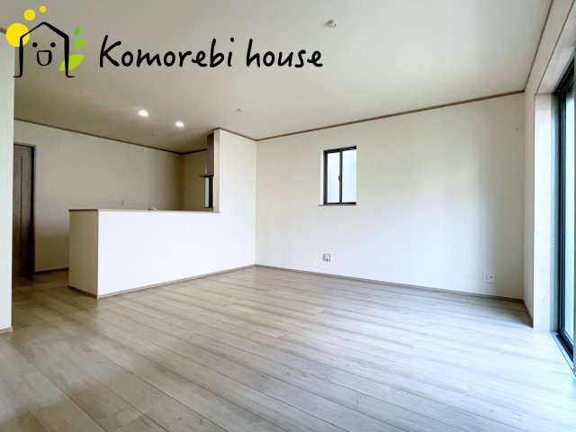 桶川市神明一丁目895番　新築一戸建て　ハートフルタウン　Aの居間・リビング|キッチン前にダイニングテーブルをおいて家族そろっていただきます♪
ご家族で1日の出来事をシェアしましょう♪