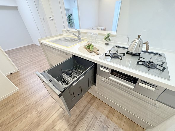 ゾンネンハイム葛西のキッチン|洗い物の時間短縮！家事のお助け設備。多くの食器が洗えて節水効果もある、ビルトインタイプの食器洗い乾燥機付き