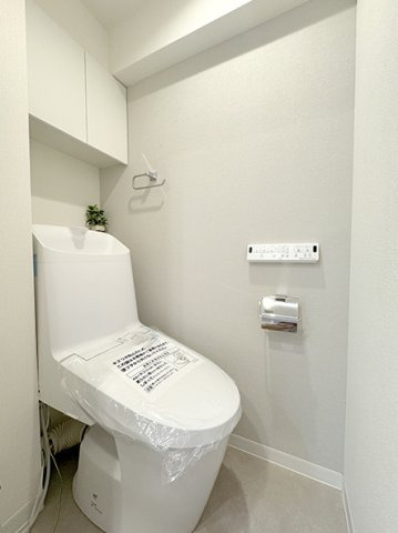 ゾンネンハイム葛西のトイレ|トイレは新規交換済みで気持ちよくお使いいただけます。トイレットペーパー等の収納に便利な収納棚も完備♪