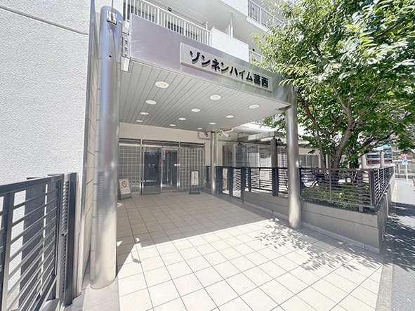 ゾンネンハイム葛西のエントランス|緑に囲まれたお洒落なエントランス。日々のお出かけ時にも癒しを与えてくれます♪