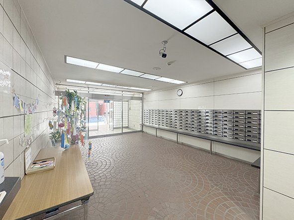 ゾンネンハイム葛西のエントランス|広々としたエントランスが開放感を演出。居住者をあたたかく迎え入れてくれます