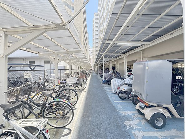 ゾンネンハイム葛西の駐輪場|敷地内の駐輪場。屋根付きなので雨の日でも濡れずに乗り降りできますね♪