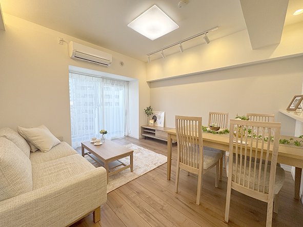 ゾンネンハイム葛西の居間・リビング|光と風があふれる開放的なダイニングキッチンには　自然と家族みんなが集まってきます♪