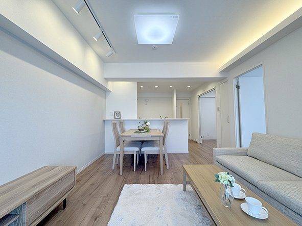 ゾンネンハイム葛西の居間・リビング|大人気のカウンター式システムキッチンを採用♪ダイニングに面した対面式キッチンでは、できたてのお料理がすぐテーブルに出せます(^^)