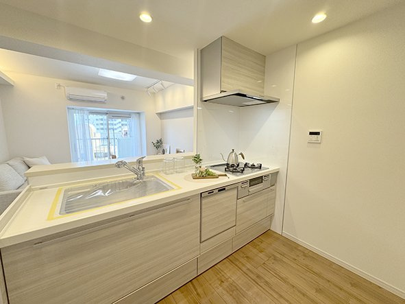 ゾンネンハイム葛西のキッチン|スタイリッシュなデザインのキッチン回り♪収納も豊富で、綺麗な空間を保てますね！