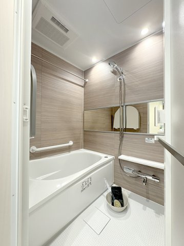 ゾンネンハイム葛西の浴室|一日の疲れを癒すバスルームは、心地よいリラックスを叶える清潔感溢れる美しい空間です。上質が感じられるカラーリングで、清潔な空間美を実現しています♪