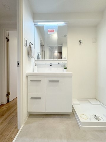 ゾンネンハイム葛西の独立洗面台|清潔感のある色で統一されたプライベート空間は、身だしなみチェックや肌のお手入れに最適です。収納もあり、スッキリと見映えの良い空間に拵えました♪