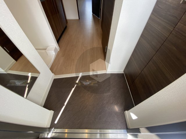 ラドゥセール荒本の玄関