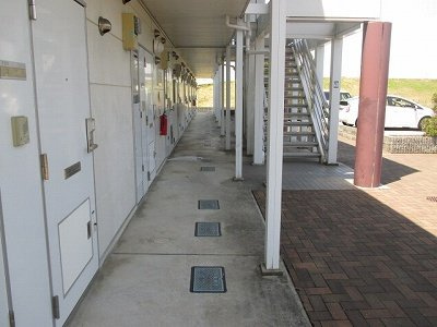 レオパレスレインボーカサギの玄関