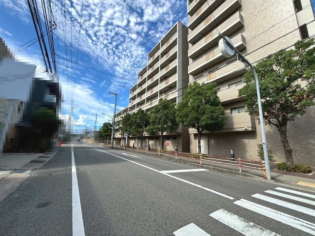 【成約済】阪急西宮マンションの外観|前道は広々としており、車の出し入れや歩行も安心です。