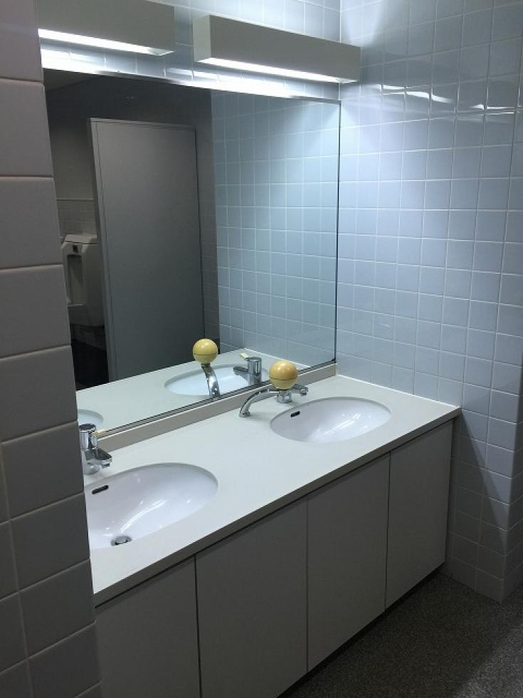 横浜相生町ビルの洗面所