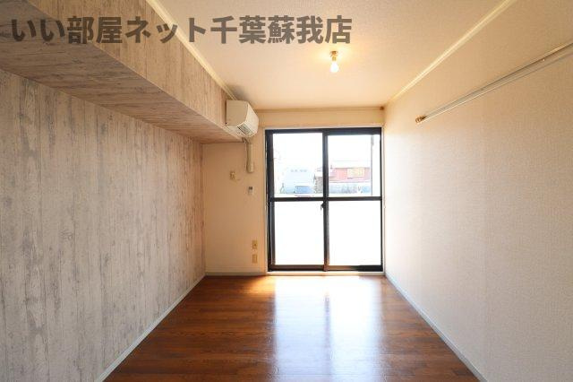 旭五所ハイツの居間・リビング|落ち着いた色調の洋室です