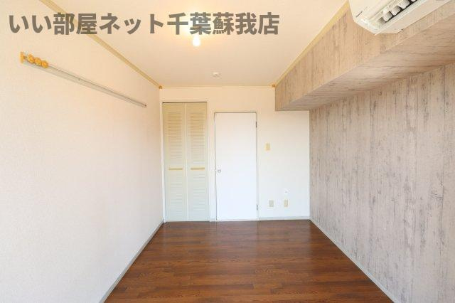 旭五所ハイツの居間・リビング|きれいな洋室です