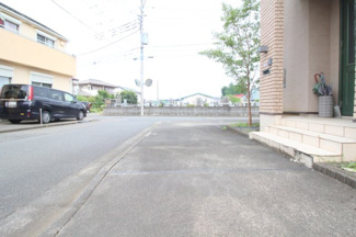 【前面道路含む現地写真】 | 東大和市芋窪6丁目　中古戸建　【全1棟】