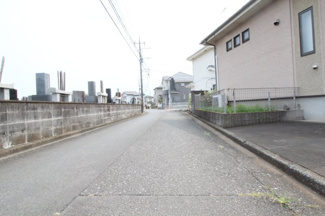 【前面道路含む現地写真】 | 東大和市芋窪6丁目　中古戸建　【全1棟】