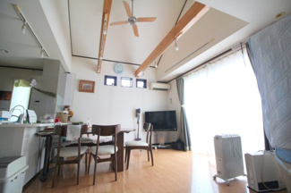 【居間・リビング】 | 東大和市芋窪6丁目　中古戸建　【全1棟】