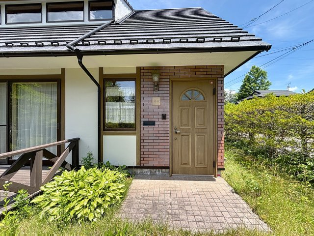 吹き抜けるミドリの風のエントランス|落ち着いたエントランスです