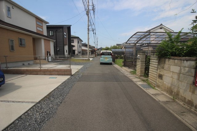 小山市神鳥谷の前面道路含む現地写真|南側道路（2025年8月撮影）