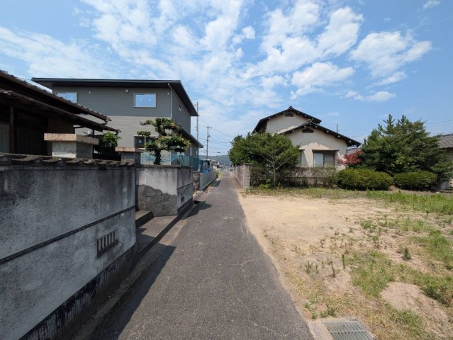 倉敷市福田町古新田 土地の前面道路含む現地写真|◆接道幅員約2.0mです。約20.18㎡の道路後退が必要です。