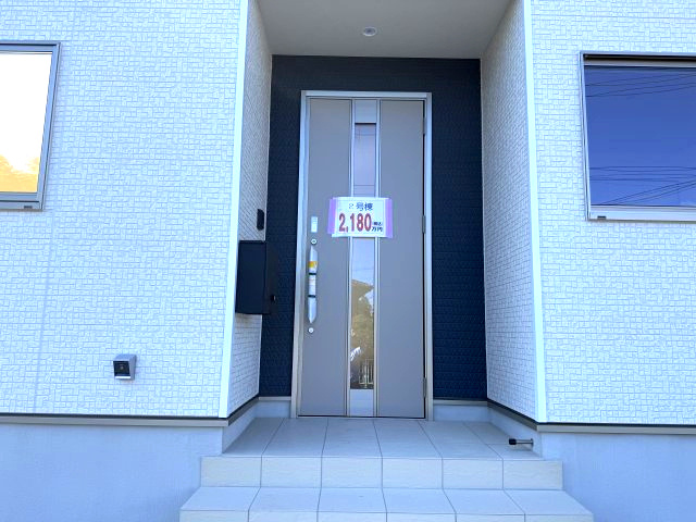 クレイドルガーデン前橋市富士見町時沢第10　2号棟（平屋）の玄関|玄関前もタイル敷なのでお掃除もしやすいですよ！