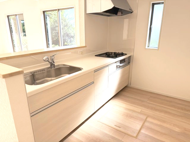 クレイドルガーデン前橋市富士見町時沢第10　2号棟（平屋）のキッチン|人気のカウンターキッチン採用です☆
コンロも３口ご用意しています！調理スペースも広くストレスなくお料理できます。
浄水器つきなので美味しいお水も飲めますよ♪