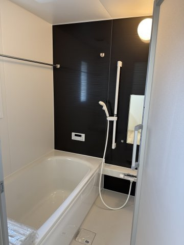 クレイドルガーデン前橋市富士見町時沢第10　2号棟（平屋）の浴室|１坪タイプのフルオートバスです！
足を延ばして入れる広さなので一日の疲れも癒されますよ♪
室内物干しや浴室乾燥機もあるのでお天気の悪い日にはランドリースペースとしてもご利用できます！