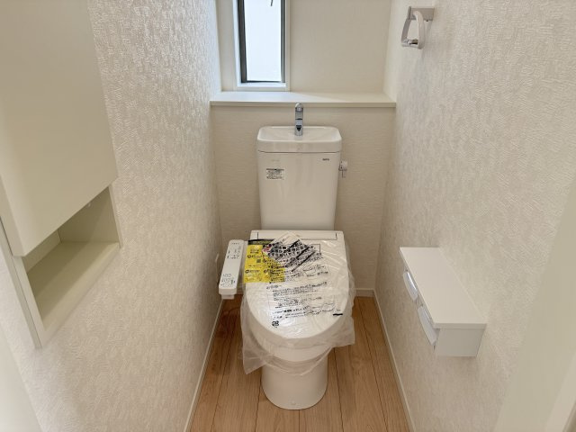 クレイドルガーデン前橋市富士見町時沢第10　2号棟（平屋）のトイレ|1階トイレです。清潔感のある白を基調としています。
温水洗浄・便座暖房機能の付いた快適なトイレです☆