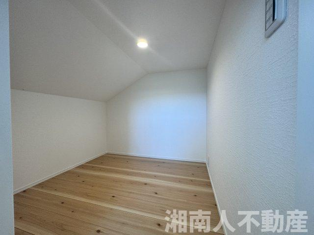 鎌倉市腰越３丁目３１－５新築戸建の洋室|落ち着いた色調の洋室です