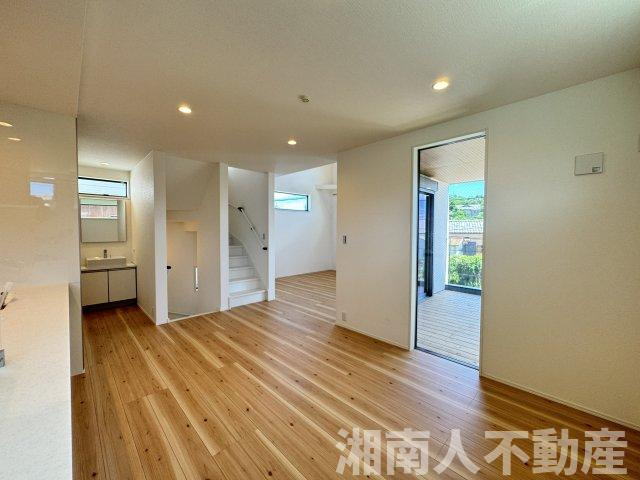 鎌倉市腰越３丁目３１－５新築戸建の居間・リビング|ゆったり過ごせるリビングです