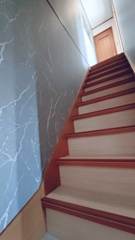 東石切町中古戸建の内装|1階から2階の階段