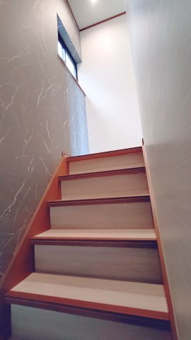 東石切町6丁目中古戸建の内装|2階から3階の階段