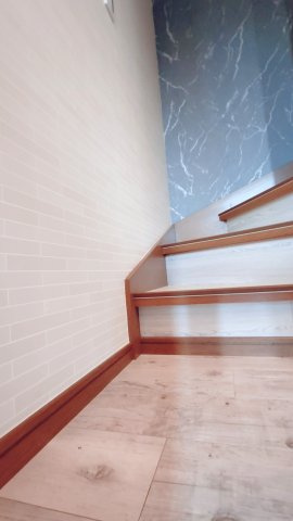 東石切町6丁目中古戸建の内装|床材と壁紙の組み合わせが特徴的