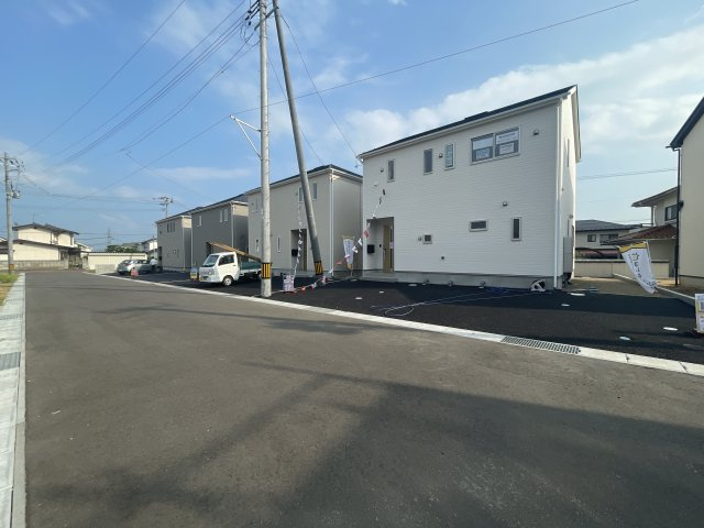 新築戸建・建売　福島市町庭坂一本杉 CRADLE GARDEN　全4棟の前面道路含む現地写真|落ちついた雰囲気の閑静な住宅街。学校や仕事の疲れを癒すのにぴったり♪