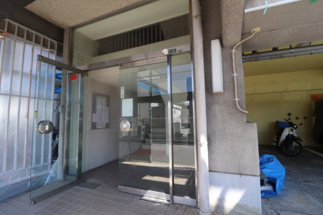 寿マンションのエントランス