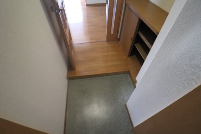 寿マンションの玄関