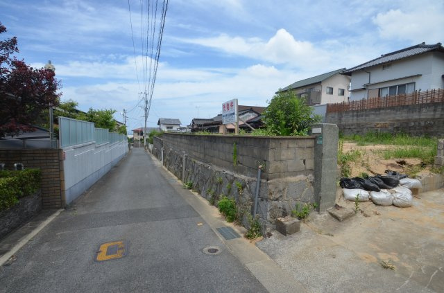 土地（八幡西区別当町6-17）の前面道路含む現地写真|幅員約3.3ｍ