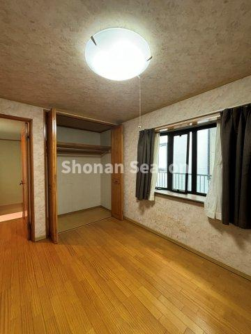 【現地画像あり】伊勢原市板戸　中古戸建　89.94坪の収納|出窓を上手に使えば素敵な空間に早変わり！収納も充実しています♪